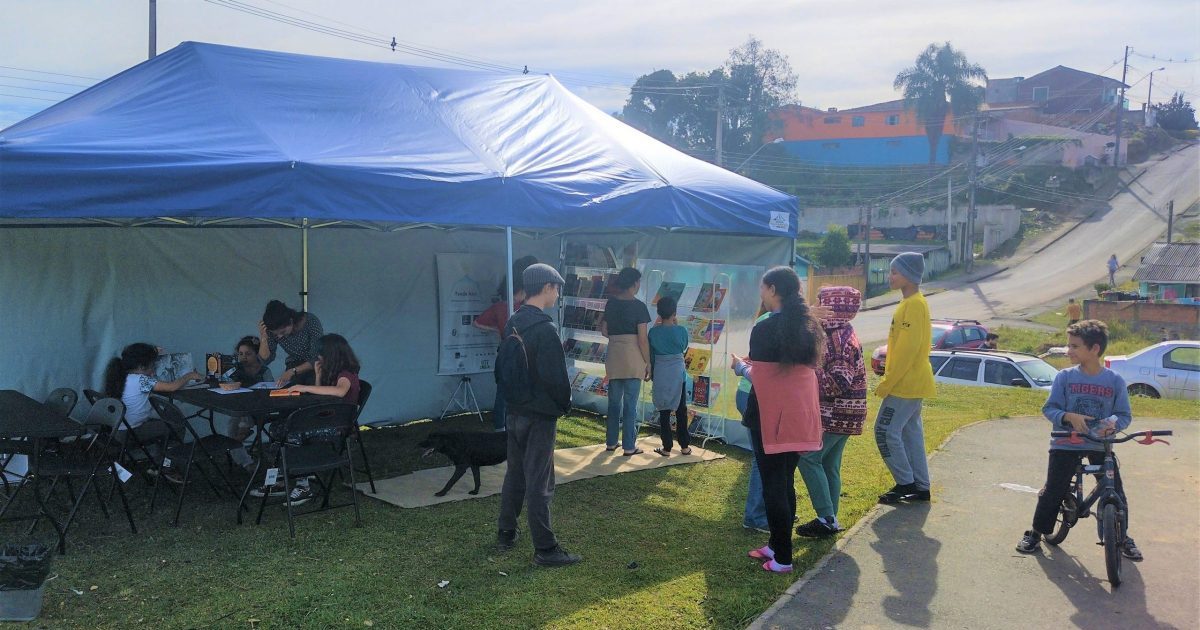 Read more about the article Confira como foi a estreia da Biblioteca Comunitária Itinerante Tenda Azul